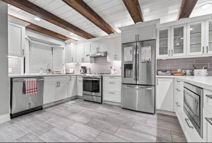 Kawartha Luxury Waterfront Home with Live-In Boathouse! - Fenelon Falls, Canada