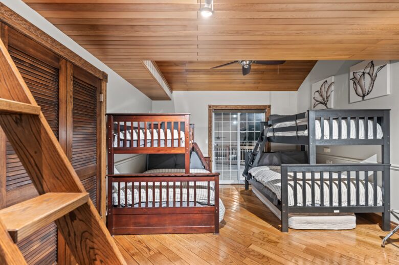 Kawartha Luxury Waterfront Home with Live-In Boathouse! - Fenelon Falls, Canada