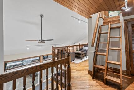 Kawartha Luxury Waterfront Home with Live-In Boathouse! - Fenelon Falls, Canada