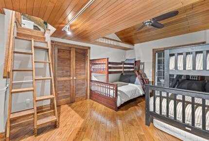 Kawartha Luxury Waterfront Home with Live-In Boathouse! - Fenelon Falls, Canada