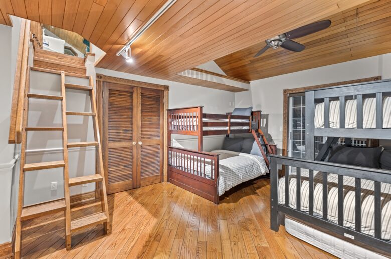 Kawartha Luxury Waterfront Home with Live-In Boathouse! - Fenelon Falls, Canada