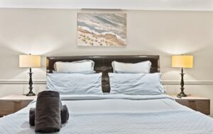 Kawartha Luxury Waterfront Home with Live-In Boathouse! - Fenelon Falls, Canada