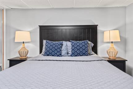 Kawartha Luxury Waterfront Home with Live-In Boathouse! - Fenelon Falls, Canada