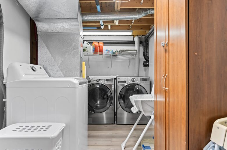 Kawartha Luxury Waterfront Home with Live-In Boathouse! - Fenelon Falls, Canada