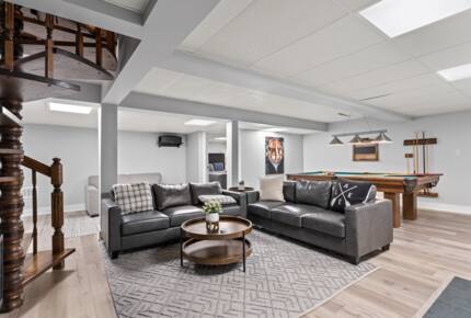 Kawartha Luxury Waterfront Home with Live-In Boathouse! - Fenelon Falls, Canada