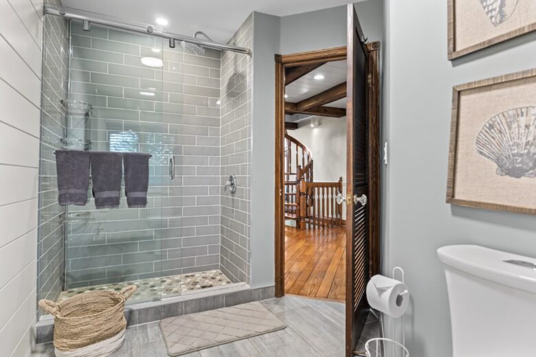 Kawartha Luxury Waterfront Home with Live-In Boathouse! - Fenelon Falls, Canada