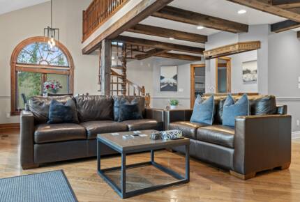 Kawartha Luxury Waterfront Home with Live-In Boathouse! - Fenelon Falls, Canada