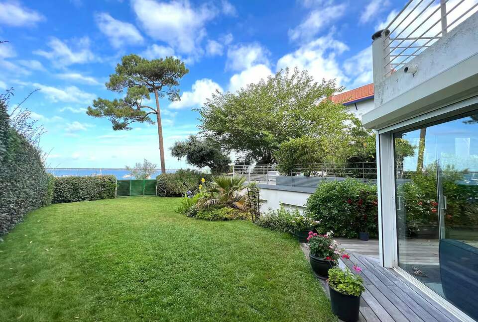 A Sophisticated Beachfront Residence in Le Moulleau - Arcachon, France