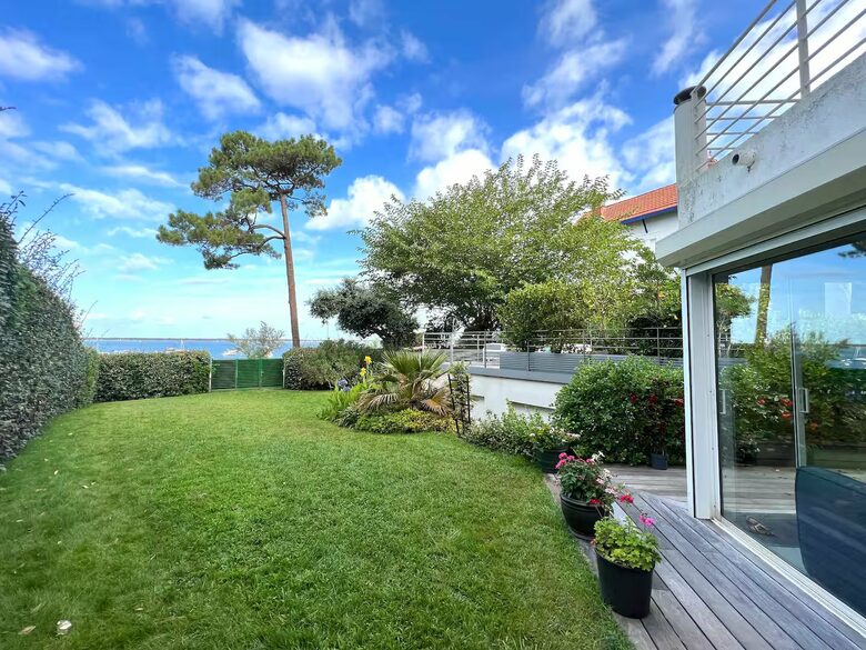 A Sophisticated Beachfront Residence in Le Moulleau - Arcachon, France