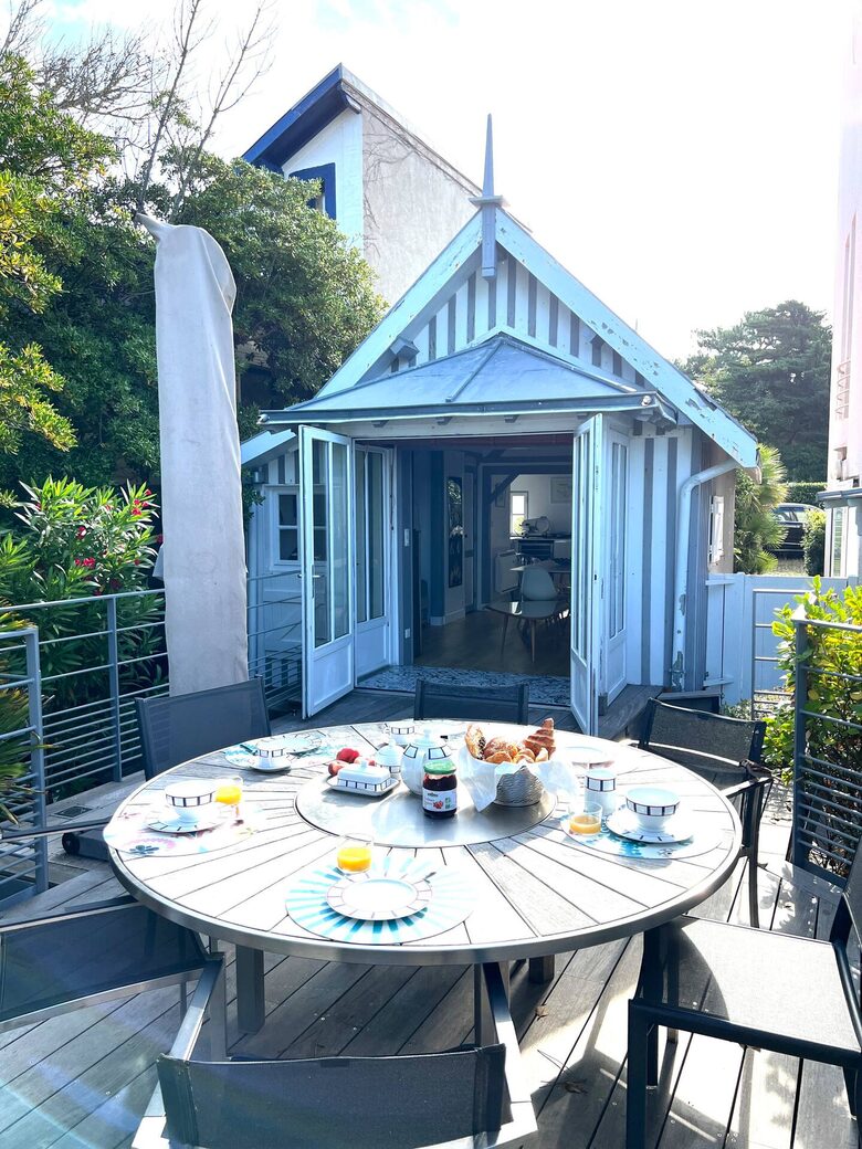 A Sophisticated Beachfront Residence in Le Moulleau - Arcachon, France