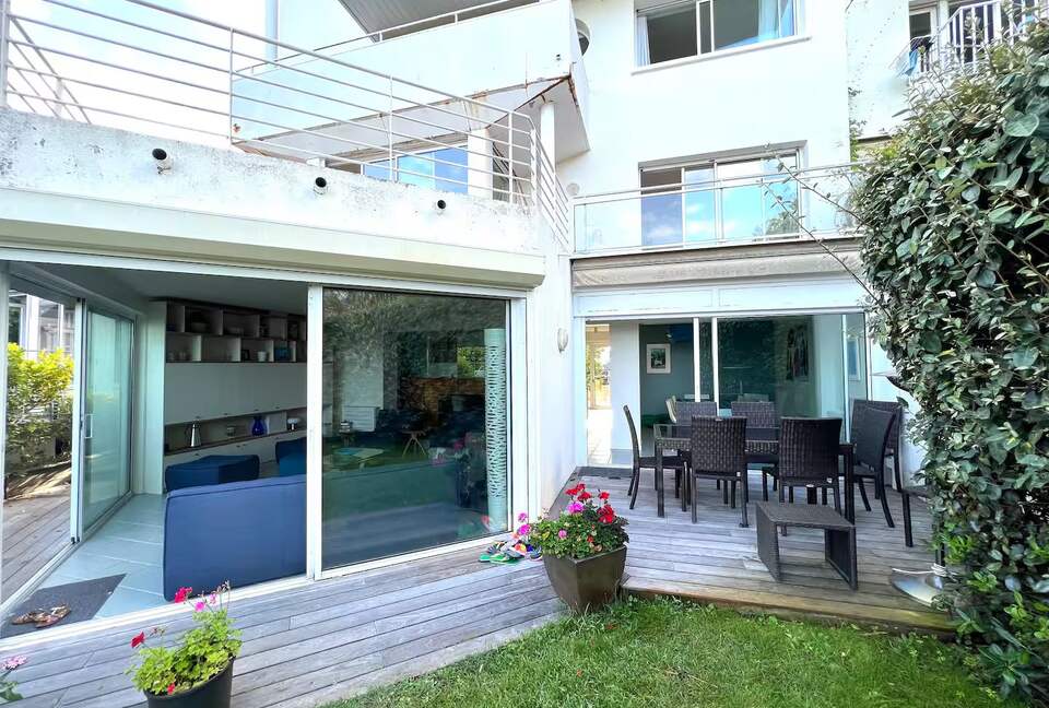 A Sophisticated Beachfront Residence in Le Moulleau - Arcachon, France