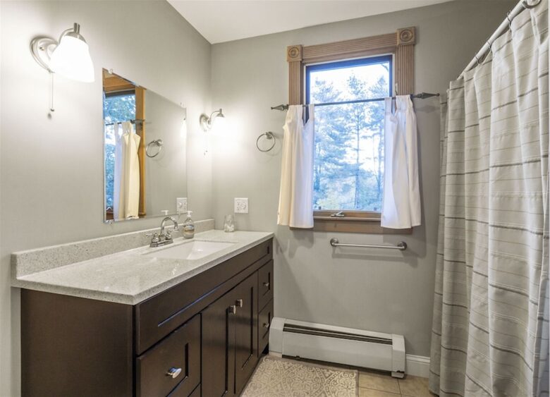 Walkable Charm Near Ogunquit Beach - Ogunquit, Maine