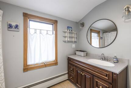 Walkable Charm Near Ogunquit Beach - Ogunquit, Maine