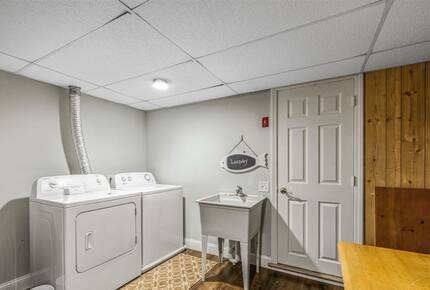 Walkable Charm Near Ogunquit Beach - Ogunquit, Maine