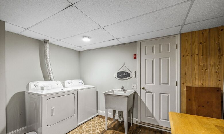 Walkable Charm Near Ogunquit Beach - Ogunquit, Maine