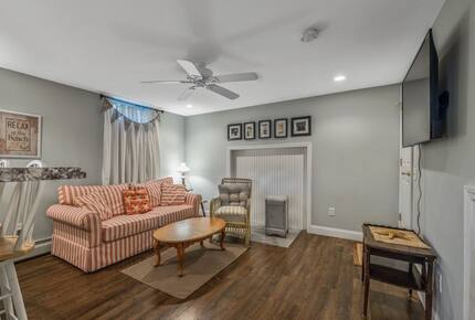 Walkable Charm Near Ogunquit Beach - Ogunquit, Maine