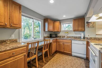 Walkable Charm Near Ogunquit Beach - Ogunquit, Maine