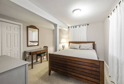 Walkable Charm Near Ogunquit Beach - Ogunquit, Maine