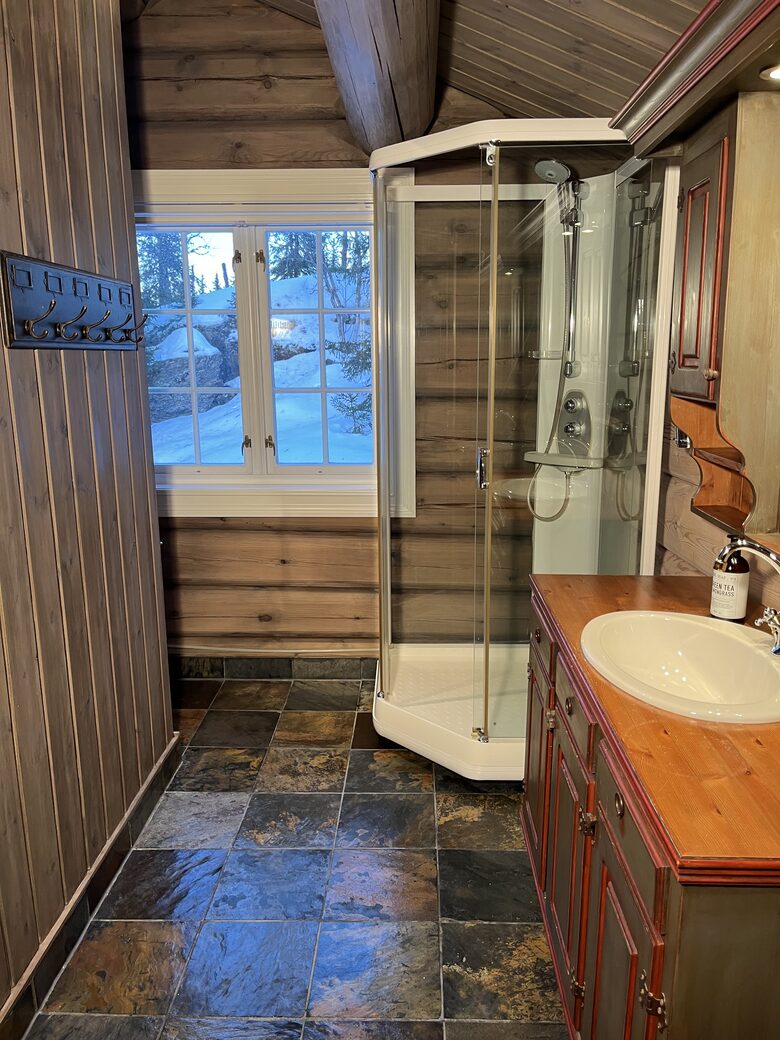 Kvitfjell, Authentic Scandinavian Log Cabin with Ski-Out Access - Fåvang, Norway