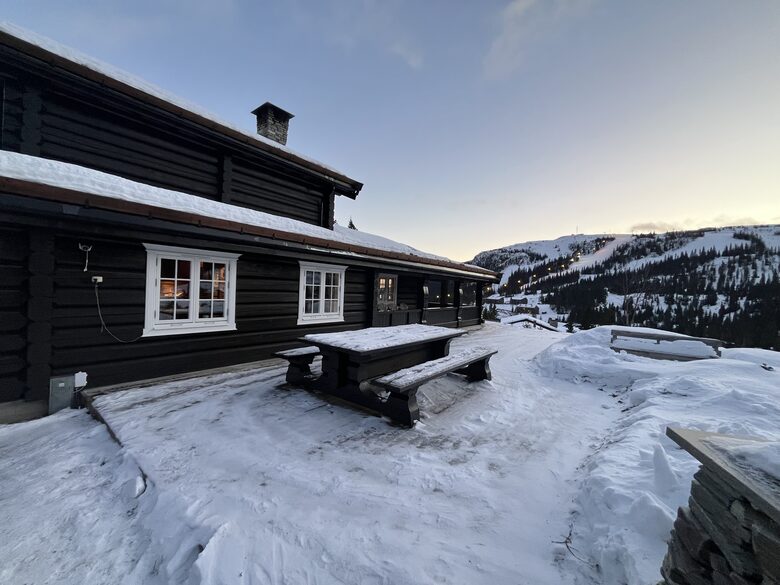 Kvitfjell, Authentic Scandinavian Log Cabin with Ski-Out Access - Fåvang, Norway