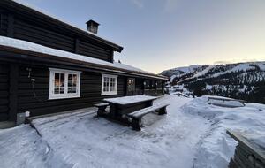 Kvitfjell, Authentic Scandinavian Log Cabin with Ski-Out Access - Fåvang, Norway