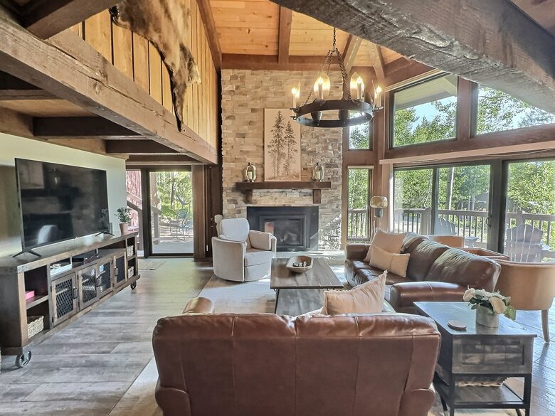 Well-Appointed Townhome Overlooking Dillon Reservoir - Silverthorne, Colorado