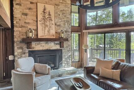 Well-Appointed Townhome Overlooking Dillon Reservoir - Silverthorne, Colorado