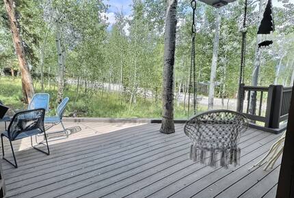 Well-Appointed Townhome Overlooking Dillon Reservoir - Silverthorne, Colorado