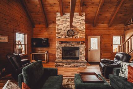 A Secluded Hocking Hills Cabin Retreat - McArthur, Ohio