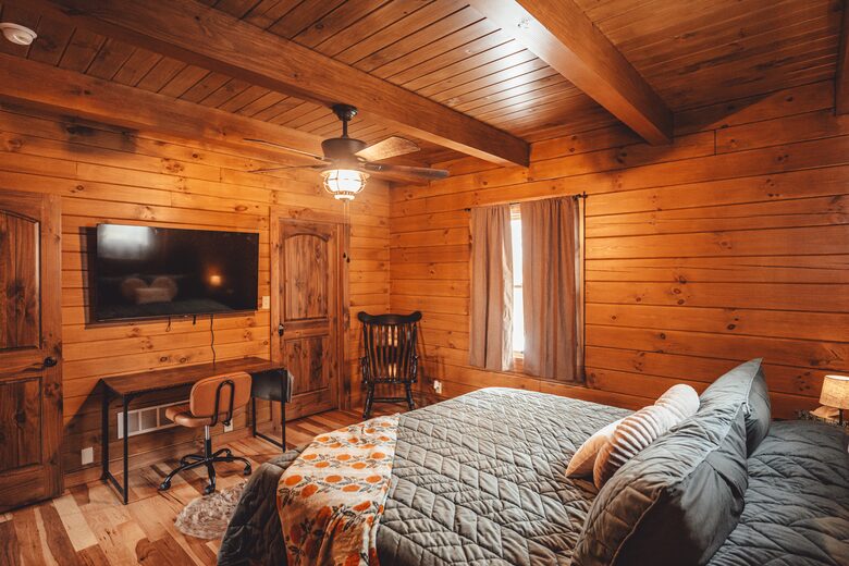 A Secluded Hocking Hills Cabin Retreat - McArthur, Ohio