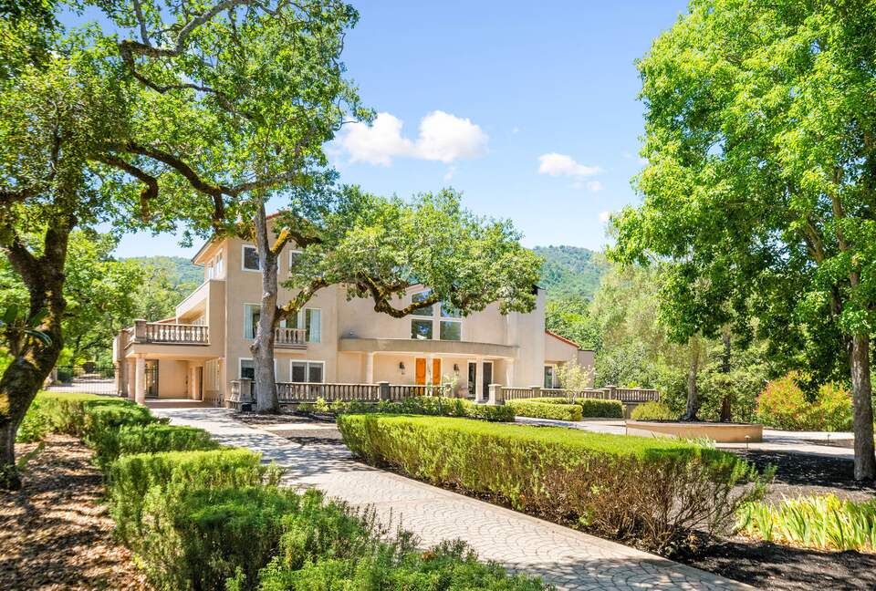 Luxury Wine Country Retreat Surrounded by Oaks & Open Skies - Sonoma, California