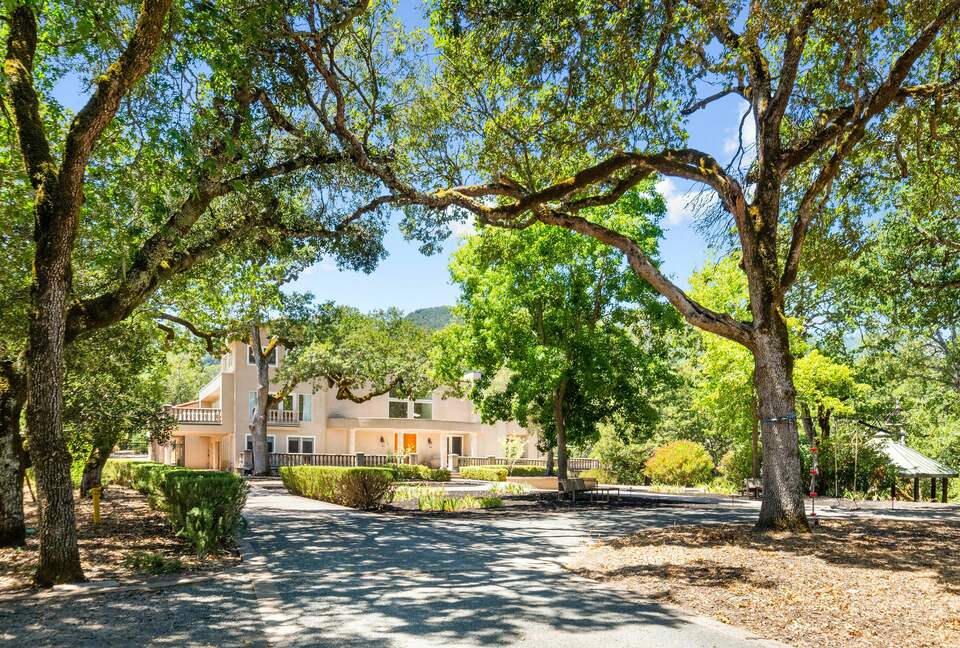 Luxury Wine Country Retreat Surrounded by Oaks & Open Skies - Sonoma, California