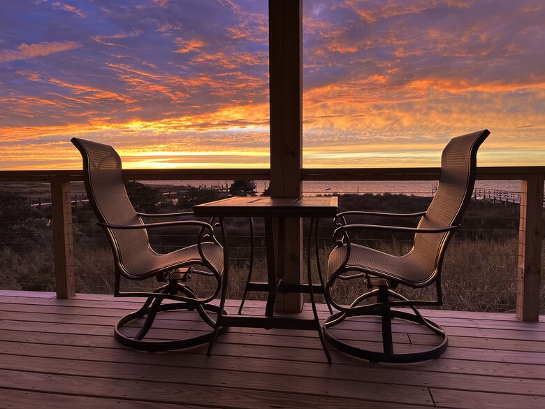 Covered Lanai - Sunset waterfront views, hot tub, smart TV