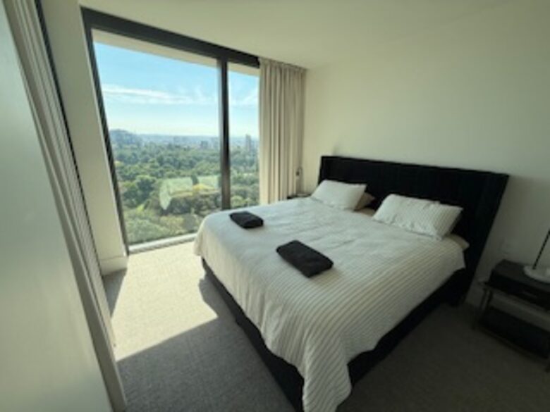 Parkside Melbourne Residence Overlooking Treasury & Fitzroy Gardens - Melbourne, Australia