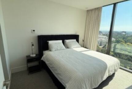 Parkside Melbourne Residence Overlooking Treasury & Fitzroy Gardens - Melbourne, Australia