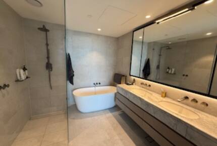 Parkside Melbourne Residence Overlooking Treasury & Fitzroy Gardens - Melbourne, Australia