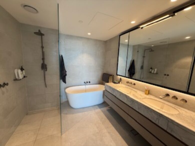 Parkside Melbourne Residence Overlooking Treasury & Fitzroy Gardens - Melbourne, Australia