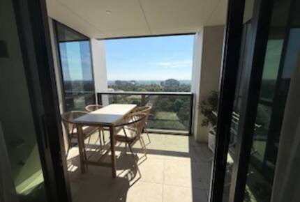 Parkside Melbourne Residence Overlooking Treasury & Fitzroy Gardens - Melbourne, Australia