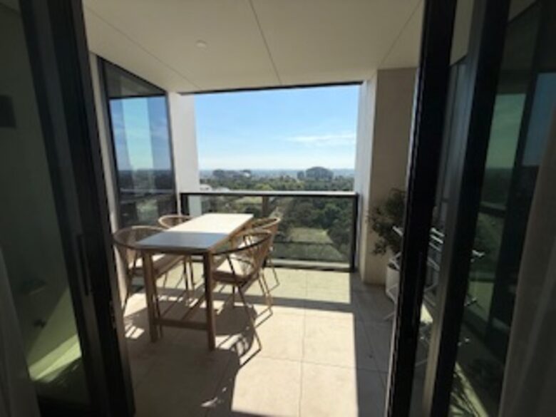 Parkside Melbourne Residence Overlooking Treasury & Fitzroy Gardens - Melbourne, Australia