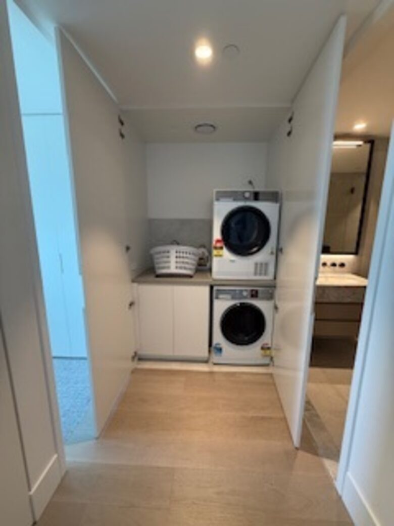 Parkside Melbourne Residence Overlooking Treasury & Fitzroy Gardens - Melbourne, Australia