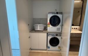 Parkside Melbourne Residence Overlooking Treasury & Fitzroy Gardens - Melbourne, Australia