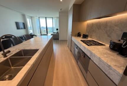 Parkside Melbourne Residence Overlooking Treasury & Fitzroy Gardens - Melbourne, Australia