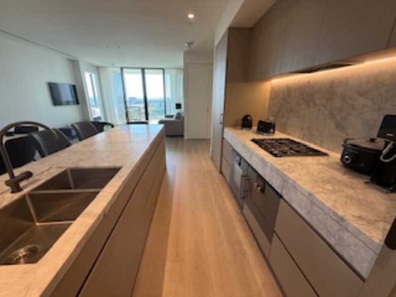 Parkside Melbourne Residence Overlooking Treasury & Fitzroy Gardens - Melbourne, Australia