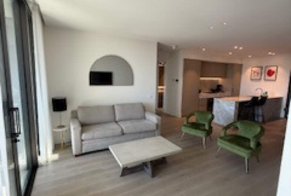 Parkside Melbourne Residence Overlooking Treasury & Fitzroy Gardens - Melbourne, Australia