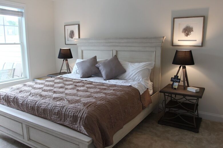 Main floor primary bdrm, tv, walkin closet, deck access, king bed