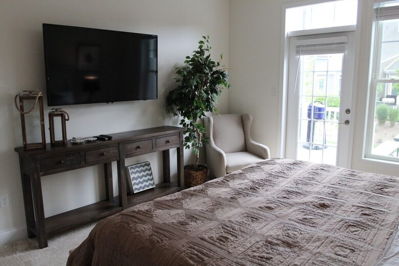 Main floor primary bdrm, tv, walkin closet, deck access, king bed