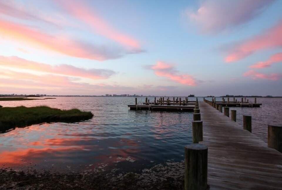 Beautiful sunrise/sunset views, outdoor restaurant, kayak/crab on pier
