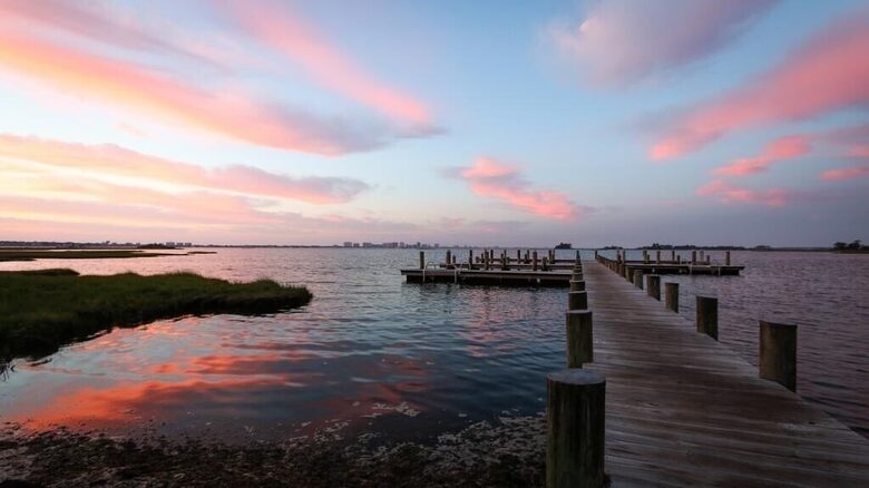 Beautiful sunrise/sunset views, outdoor restaurant, kayak/crab on pier