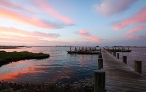 Beautiful sunrise/sunset views, outdoor restaurant, kayak/crab on pier