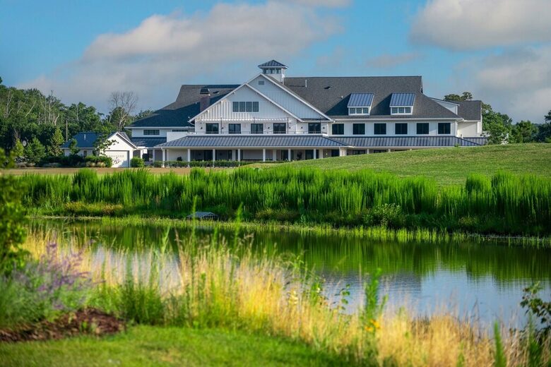 Bayside clubhouse- Signatures restaurant, ballroom, sport games